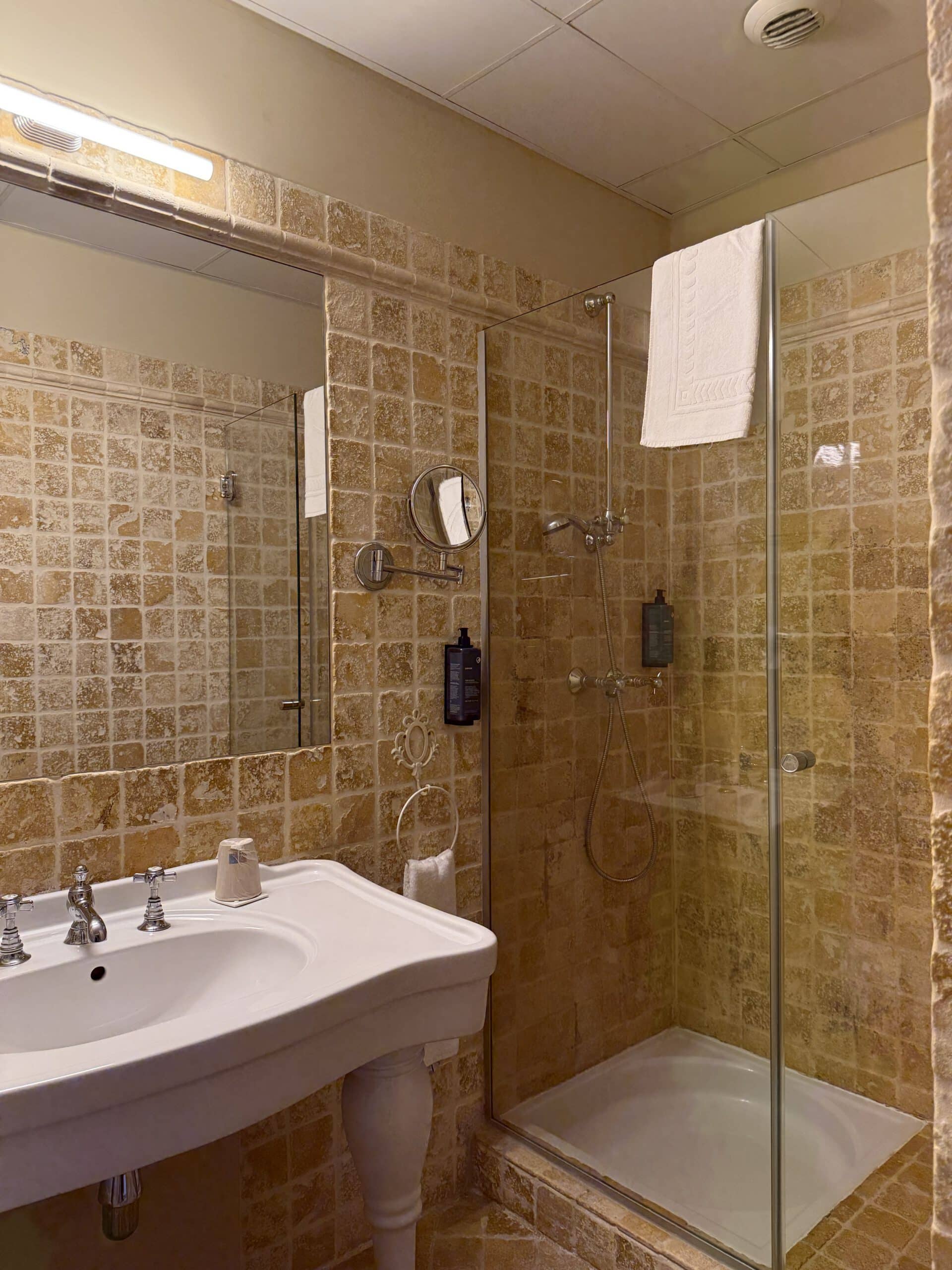 chambre-standard-hotel-helvie salle-de-bain