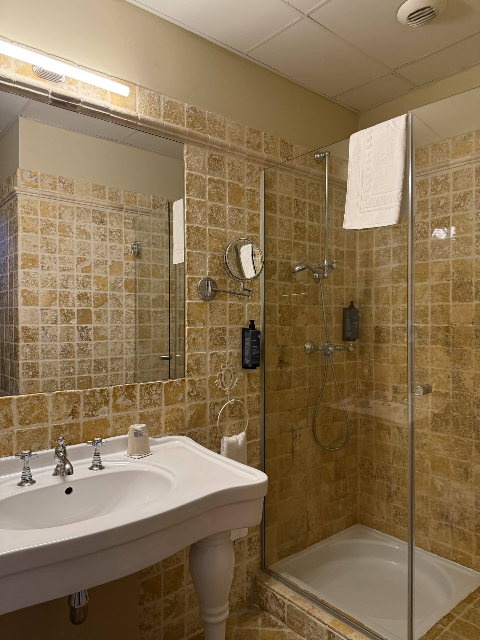 chambre-superieur-hotel-helvie-salle-de-bain